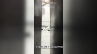 Quay Lén Bà Chủ Trọ Tắm Đêm