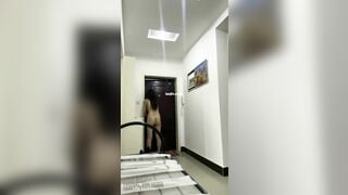 Dâm nữ xinh đẹp khỏa thân ra nhận hàng gạ a shipper vào địt mà lại bị a từ chối:)