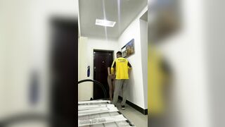 Dâm nữ xinh đẹp khỏa thân ra nhận hàng gạ a shipper vào địt mà lại bị a từ chối:)