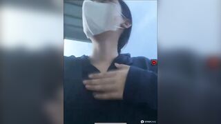 Dâm nữ bím múp quá bạo,chỉ mặc mỗi chiếc áo khoác che thân ra đường show hàng public