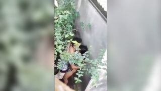 Đang ngắm cảnh thì thấy 2 em học sinh tìm chỗ vắng đụ nhau.