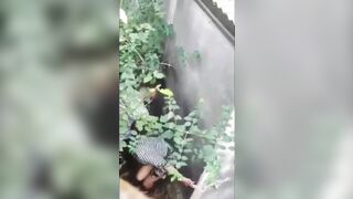 Đang ngắm cảnh thì thấy 2 em học sinh tìm chỗ vắng đụ nhau.