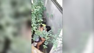Đang ngắm cảnh thì thấy 2 em học sinh tìm chỗ vắng đụ nhau.