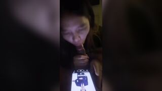 vừa lướt tóp tóp vừa bú cu  cho anh họ