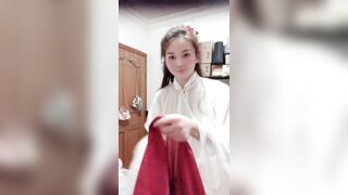 Lén đặt cam sau gương soi vú với lồn của khách
