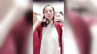 Lén đặt cam sau gương soi vú với lồn của khách