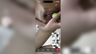 Call video chat sex với e rau lồn hồng thắm vừa tròn 18 xem e dùng dưa leo móc lồn #2