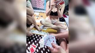 Dánh bài cởi quàn áo cùng hai em rau dâm vú to lồn ngon 24/10/26