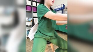 Nữ bác sí nứng lồn thủ dâm móc lồn trong phòng khám dâm đãng 24/10/26 p1