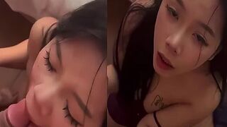 Em vừa mút cây hàng say đắm vừa bị tát nhẹ vào mặt đầy kích thích.