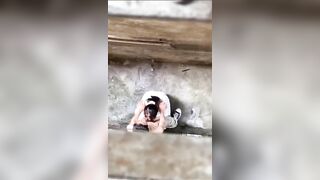 2 đứa học sinh lèn vào tolet để bú lồn