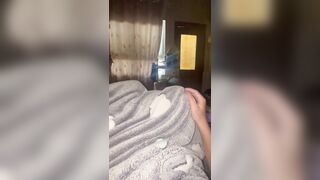 Em họ chốn bố mẹ vô mền bú cho anh trai