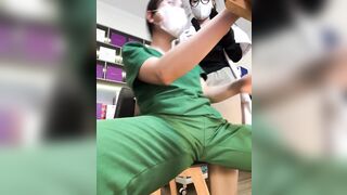 Dược liệu Vú bự, Trong giờ làm Public Thủ dâm Vạch vú nhau