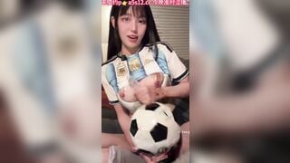 Tui cũng thích coi Messi "chơi" bóng :3
