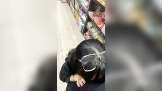 cặp đôi trẻ public ở nhà sách thế này genz bạo vcl