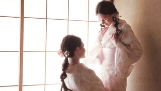 Lên đỉnh khi được bạn thân sờ lồn hồng cô em thật dâm và gợi tình trong bộ kimono