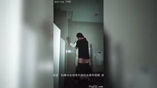 Địt mẹ cái thằng này & Canh gái trong nhà vệ sinh đi ra chịch luôn  😈