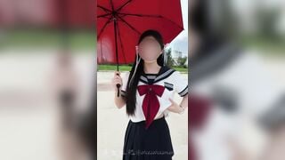 Em nữ sinh lột áo khoe vú giữa sân trường