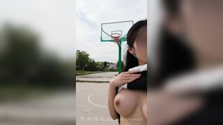 Em nữ sinh lột áo khoe vú giữa sân trường