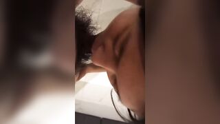 Trốn trong nhà vệ sinh em học sinh liếm cặc như ăn xúc xích