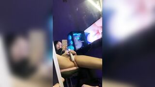 Gái xinh chốn bố mẹ vào phòng xem sex thủ dâm