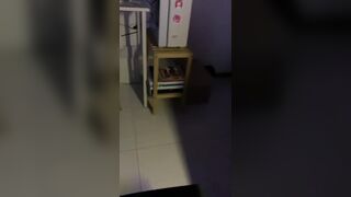Gái xinh chốn bố mẹ vào phòng xem sex thủ dâm