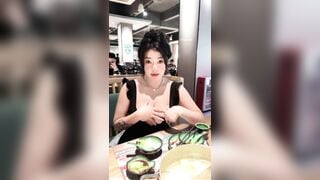 Đi ăn mà cx show vú đc nx