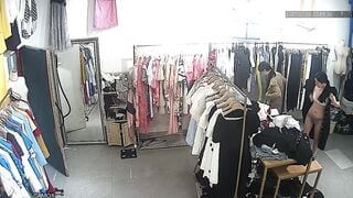 Quay lén các em gái thay đồ ở shop quần áo