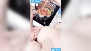 Đang nấu ăn anh kéo quần đụ bếp em xin tha vô ích