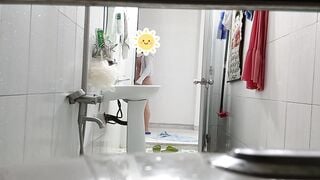 Quay lén mẹ vợ thay đồ đi tiệc