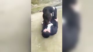 Đánh nhau mà chơi bóp chim thế này thì chịu rồi
