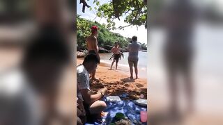 Đi biển chơi mà vợ bạn thả rông thế này