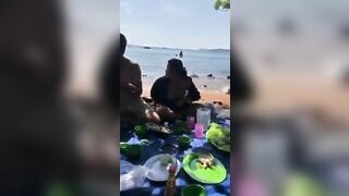 Đi biển chơi mà vợ bạn thả rông thế này