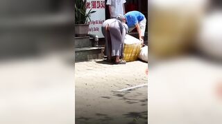 Chị gái đi nhận hàng để lộ hàng giữa chốn đông người