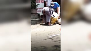 Chị gái đi nhận hàng để lộ hàng giữa chốn đông người