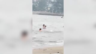 Quay lén em gái bị hiếp dưới biển