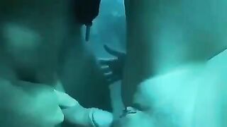 Rủ đồng nghiệp đi lặn thì hiếp nó dưới biển