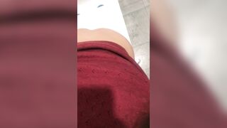 Đang đi ăn em đòi vào wc bú cu
