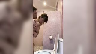 Con gái đang tắm bị bố dượng vô hiếp dâm