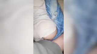 Em gái đang ngủ anh trai vạch quần ra xem lồn