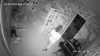 Vợ chồng đang phệt nhau thì mẹ chồng đi vào thế này sao mai dám nhìn mặt