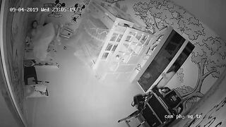 Vợ chồng đang phệt nhau thì mẹ chồng đi vào thế này sao mai dám nhìn mặt