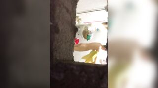 Chị hàng xóm tắm 4