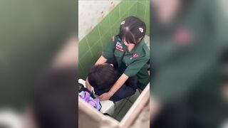 Học sinh chịch nhau trong nhà vệ sinh