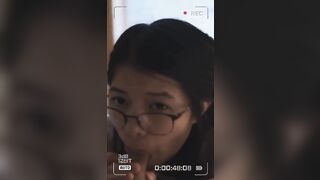 Cận cảnh cho em họ mới lớn thưởng thức cây kem