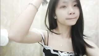 em nữ xinh nứng qua tự xử luôn trong nhà vệ sinh