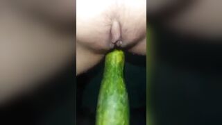 Có cọ cặc nào to hơn quả dưa này ko, nhét vào giúp eee