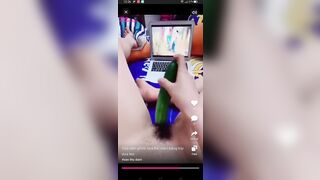 Vừa xem phim vừa thủ dâm