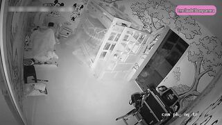 Hack cam vợ chồng đang phệt nhau thì mẹ vào xem