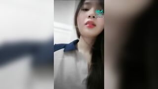 Nữ sinh xinh đẹp mới nhú vừa học bài vừa cởi đồ show hàng